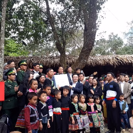 Phó Thủ tướng Vương Đình Huệ tặng quà cho bản Sin Suối Hồ, Lai Châu. Ảnh: Hội Nhà báo Việt Nam