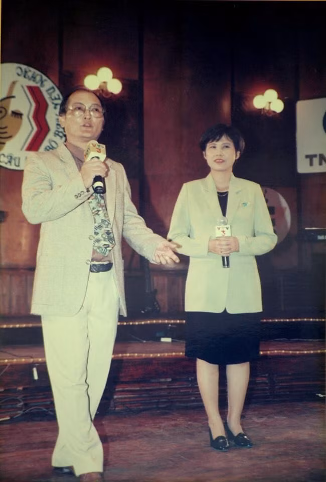 Nhà báo, nhạc sĩ, Nghệ sĩ Ưu tú Lương Nguyên cùng với MC Huyền Thanh ở chương trình “Bạn yêu nhạc” năm xưa (Ảnh: NVCC)