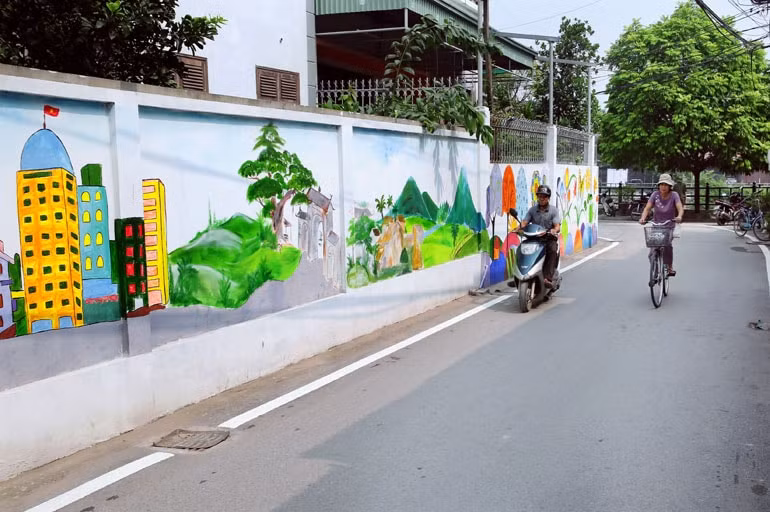 Huyện Đan Phượng triển khai và nhân rộng nhiều “con đường bích họa”, tạo cảnh quan môi trường xanh, sạch, đẹp. Ảnh: Linh Ngọc