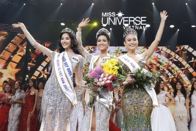 Top 3 Hoa hậu Hoàn vũ Việt Nam 2017: Hoa hậu H’Hen Niê, Á hậu Hoàng Thùy, Mâu Thủy. Ảnh minh họa.