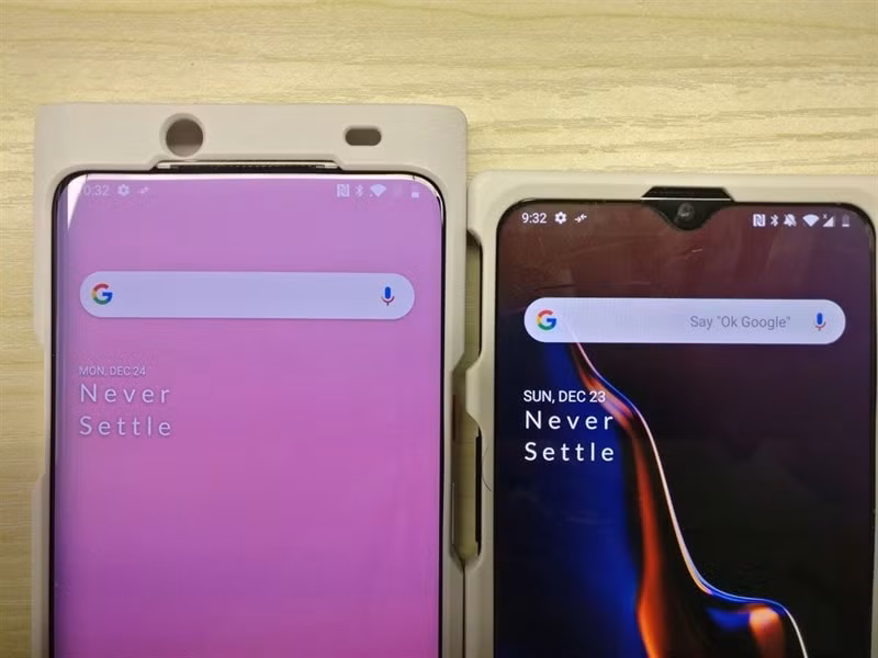 Smartphone bên trái được cho là OnePlus 7, còn bên phải là OnePlus 6T.