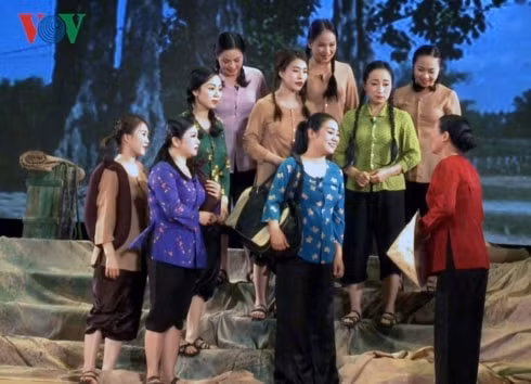 Bối cảnh sân khấu là tọa độ lửa Truông Bồn. Ảnh: VOV