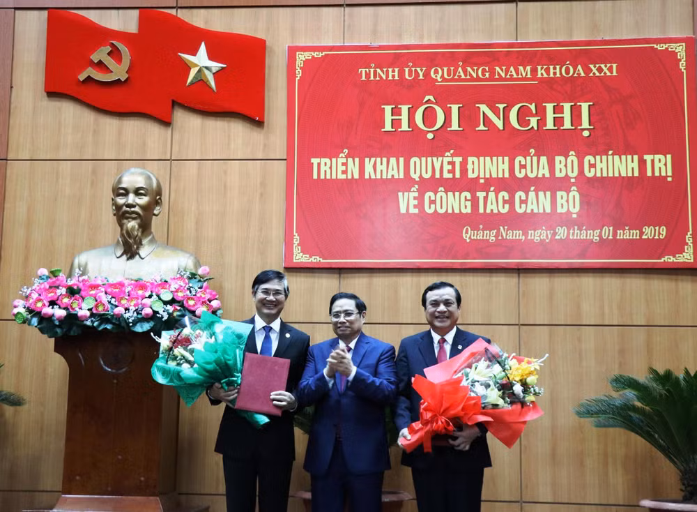 Ông Phạm Minh Chính, Trưởng ban Tổ chức Trung ương trao quyết định của Bộ Chính trị cho ông Nguyễn Ngọc Quang và ông Phan Việt Cường. Ảnh TTXVN