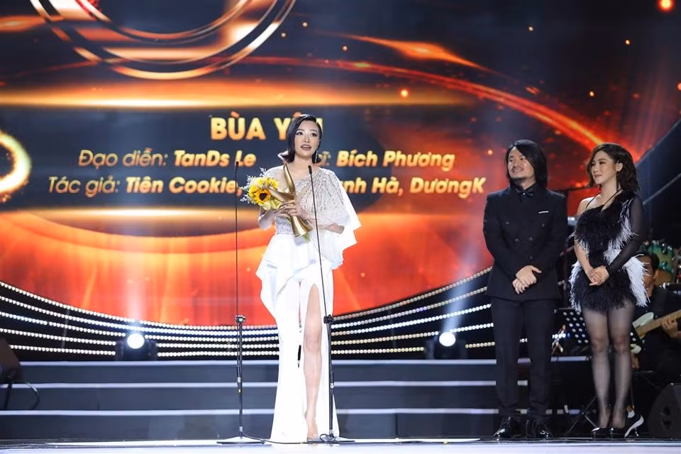 Bích Phương nhận giải ở hạng mục MV của năm. Ảnh: Báo Hanoimoi