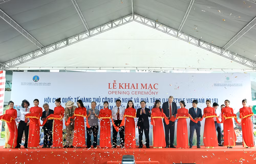 Phó Thủ tướng Vương Đình Huệ cùng các đại biểu cắt băng khai mạc Hội chợ. Ảnh: VGP