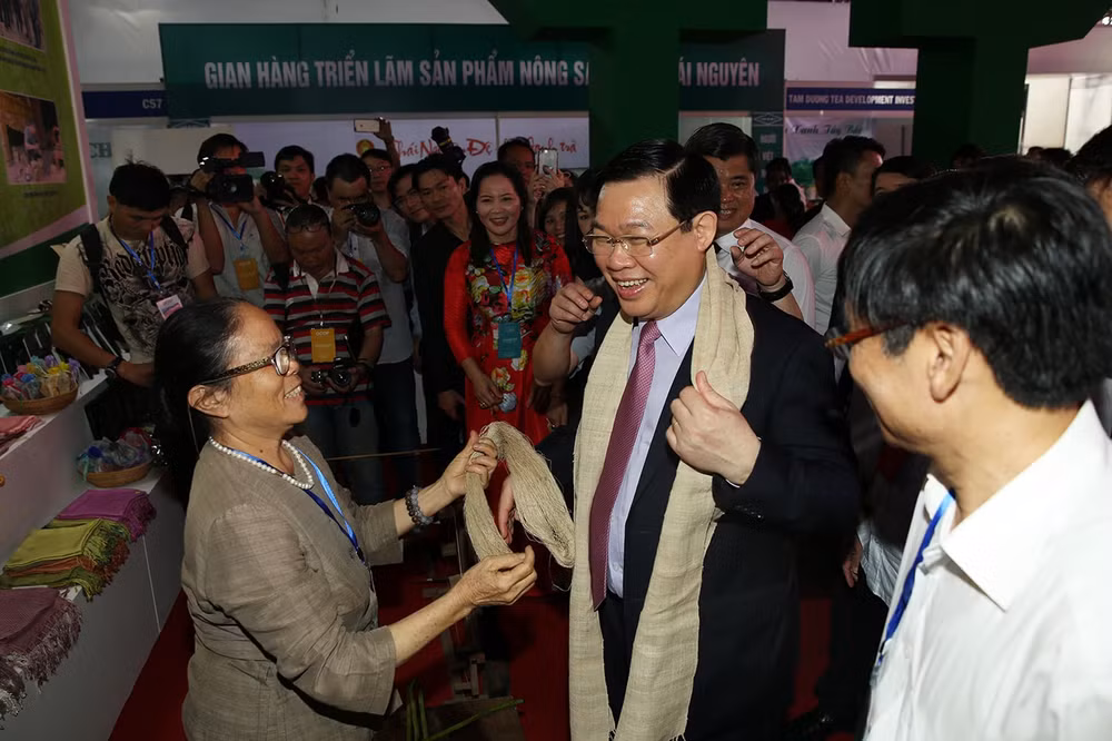 Phó Thủ tướng Vương Đình Huệ thăm gian hàng của làng nghề dệt tơ tằm, tơ sen huyện Mỹ Đức, TP. Hà Nội. Ảnh: VGP