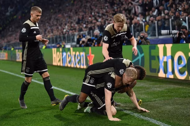 Các cầu thủ Ajax ăn mừng bàn thắng. Ảnh:Getty