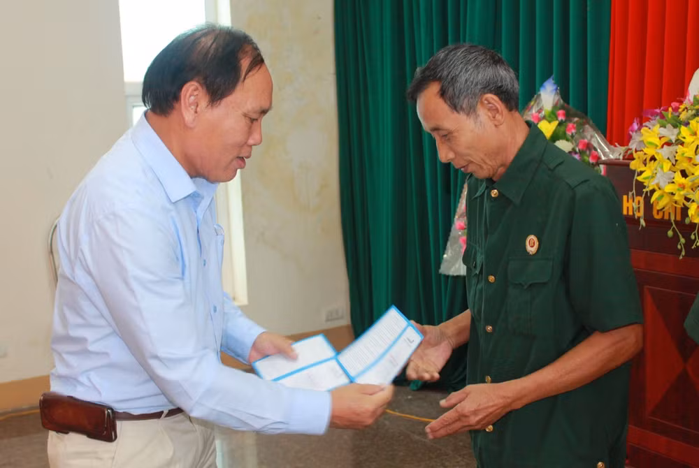 Đại diện Cty Truyền thông Thiên Sơn trao sổ tiết kiệm cho cựu chiến binh tại phường Hòa Hiếu