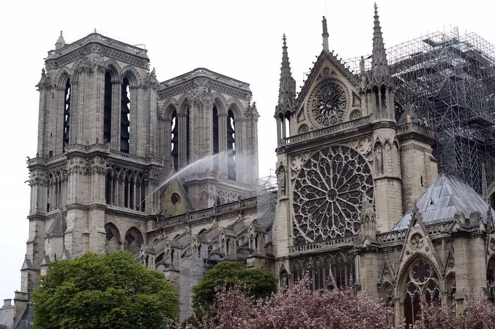 Nhà thờ Đức Bà Paris sau đám cháy. Ảnh: Reuters