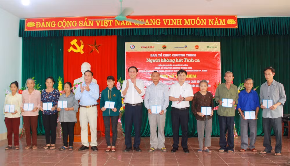Ban Tổ chức và nhà hảo tâm trao quà cho các cựu chiến binh, đối tượng chính sách tại xã Nghĩa Đức