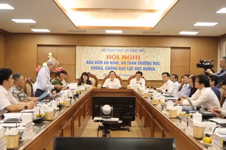 Hội nghị trực tuyến đảm bảo an ninh, an toàn trường học, phòng chống bạo lực học đường diễn ra ở 63 điểm cầu diễn ra sáng ngày 17/4/2019