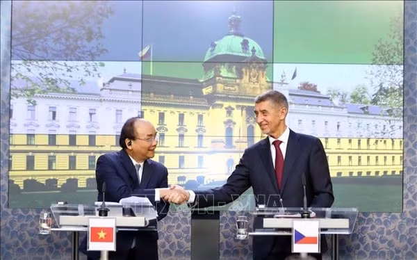 Thủ tướng Nguyễn Xuân Phúc và Thủ tướng Andrej Babis đồng chủ trì họp báo quốc tế sau khi kết thúc hội đàm. Ảnh: TTXVN