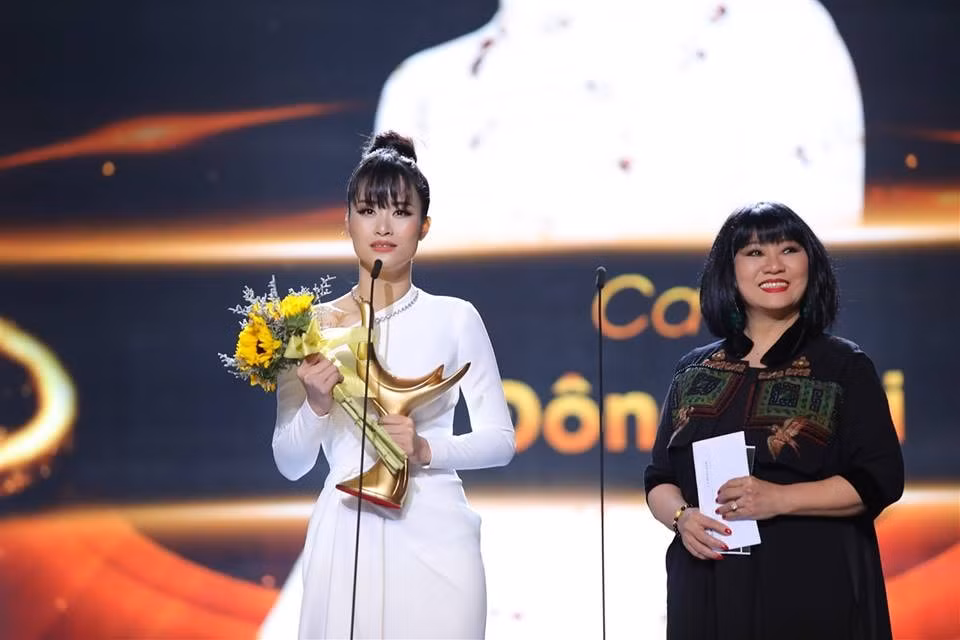 Ca sĩ Đông Nhi xúc động nhận giải thưởng Cống hiến đầu tiên trong sự nghiệp. Ảnh: vov.vn