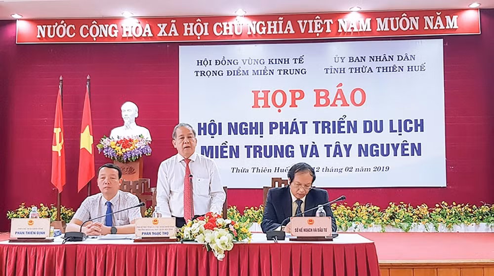 Ông Phan Ngọc Thọ - Chủ tịch UBND tỉnh Thừa Thiên - Huế, Chủ tịch Hội đồng vùng kinh tế trọng điểm miền Trung phát biểu tại cuộc họp báo về Hội nghị “Phát triển du lịch miền Trung và Tây Nguyên” tháng 2/2019.