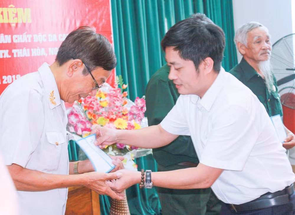 Ông Lê Trần Nguyên Huy - TBT báo Nhà báo & Công luận trao sổ tiết kiệm cho cựu chiến binh tại phường Hòa Hiếu.