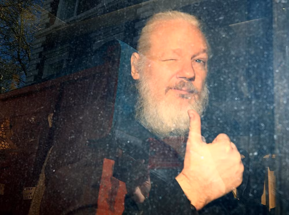 Nhà sáng lập WikiLeaks Julian Assange. Ảnh: Reuters