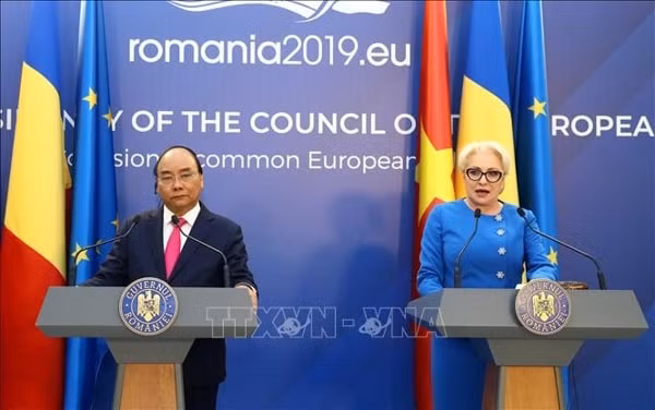 Thủ tướng Nguyễn Xuân Phúc và Thủ tướng Romania Viorica Dancila họp báo chung thông báo kết quả hội đàm. Ảnh: TTXVN