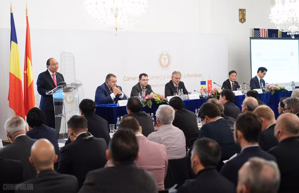 Thủ tướng Nguyễn Xuân Phúc phát biểu tại Diễn đàn doanh nghiệp Việt Nam- Romania. Ảnh VGP