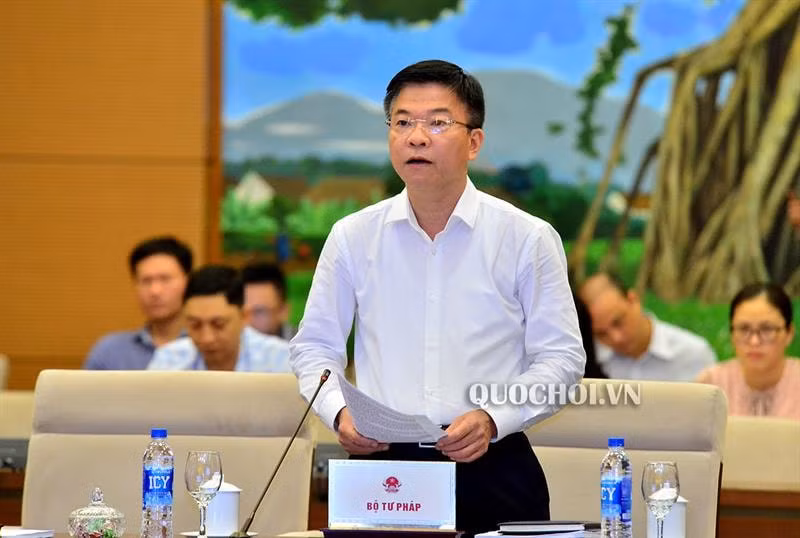Bộ trưởng Bộ Tư pháp Lê Thành Long trình bày Tờ trình về dự kiến Chương trình xây dựng luật, pháp lệnh năm 2020 và điều chỉnh Chương trình xây dựng luật, pháp lệnh năm 2019​. Ảnh quochoi.vn