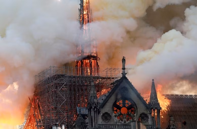 Nhà thờ Đức Bà Paris trong đám cháy. Ảnh: Reuters
