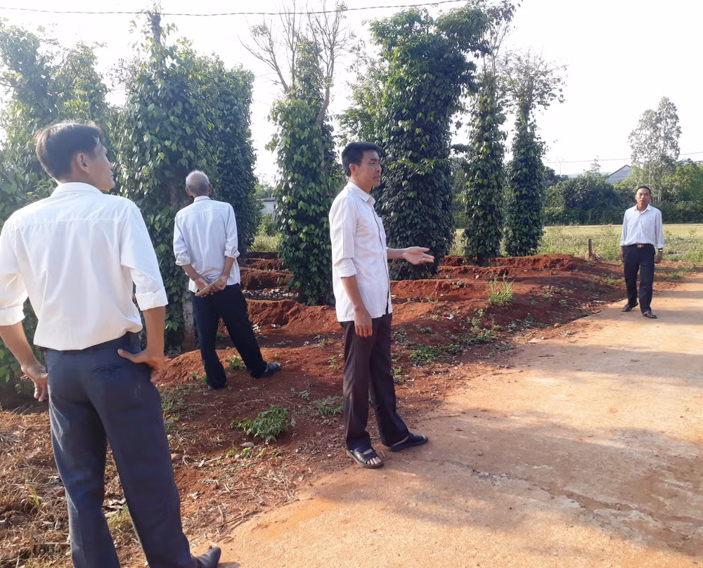 Người dân bức xúc vì đất của họ đang canh tác bỗng dưng bị thu hồi, cấp cho người khác. (Ảnh: Cái Văn Long)