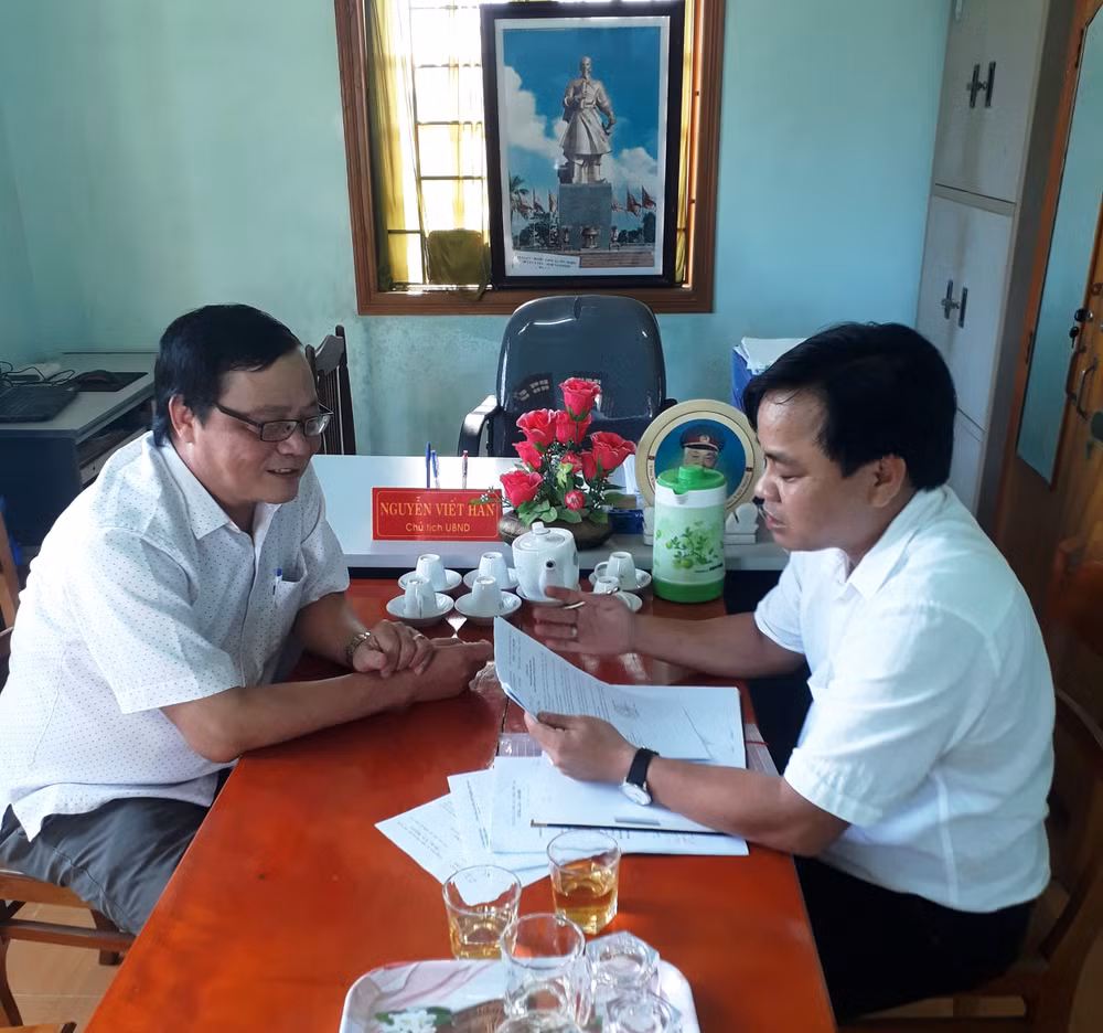 Ông Nguyễn Viết Hàn, Chủ tịch UBND xã Vĩnh Tân làm việc với phóng viên (Ảnh: Chí Phước)