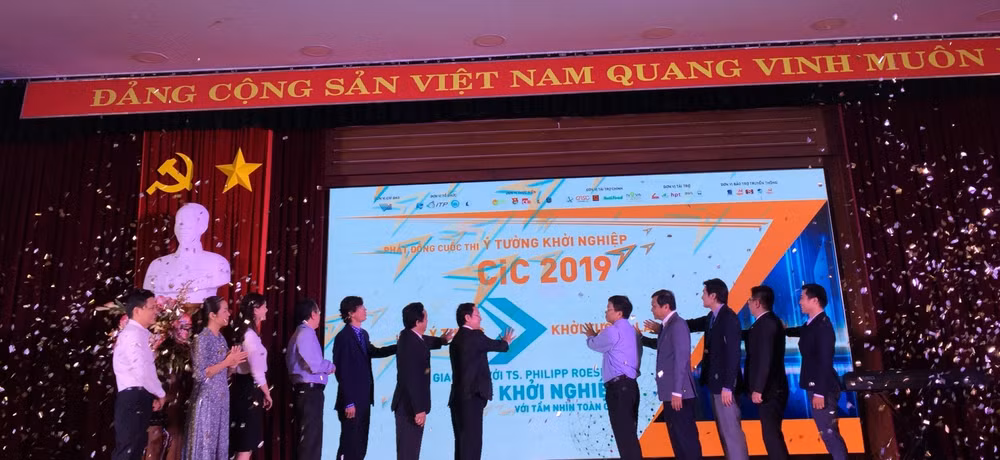 Đại diện ĐHQG-HCM và các đơn vị đồng hành thực hiện nghi thức “Chạm tay vào màn hình” phát động Cuộc thi CiC 2019