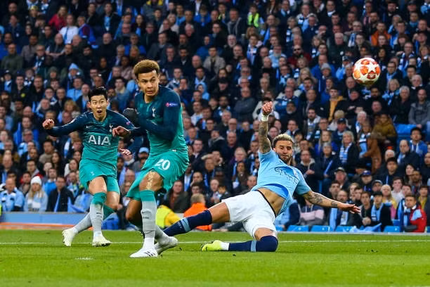 Son Heung-min tiếp tục sắm vai người hùng ghi lập cú đúp ngay tại Etihad giúp Gà trống lọt vào Bán kết. Ảnh: Getty