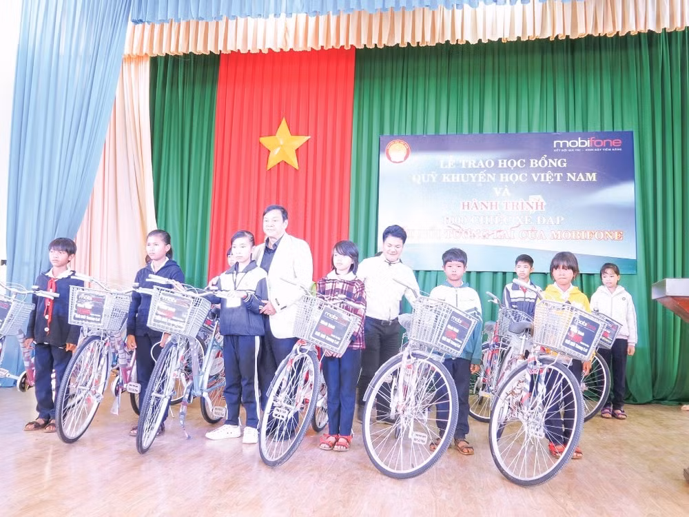 Nhà báo Nguyễn Thanh Nhân - Chủ tịch Hội Nhà báo tỉnh Lâm Đồng tặng xe cho học sinh.