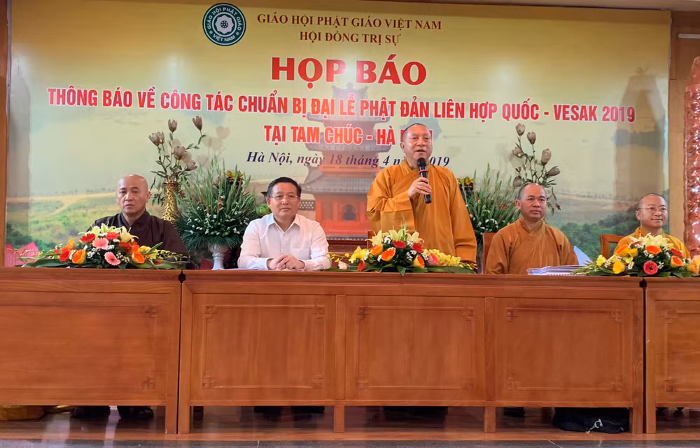 Hòa thượng Thích Gia Quang và các thành viên BTC Vesak 2019 trao đổi thông tin với giới truyền thông. Ảnh: Hoàng Dương
