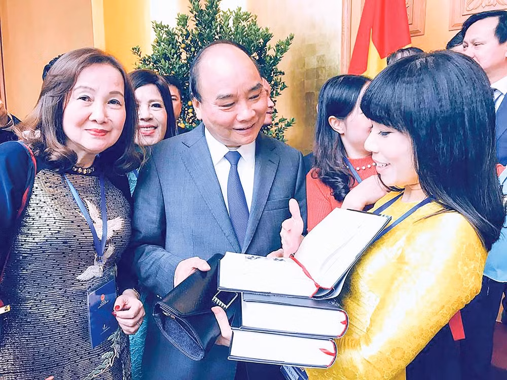 Nhà báo Bích Yến (áo vàng) vinh dự được gặp Thủ tướng Nguyễn Xuân Phúc tại buổi gặp gỡ kiều bào tiêu biểu diễn ra tháng 1/2019.&nbsp;(Ảnh do nhân vật cung cấp)