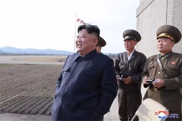 Nhà lãnh đạo Triều Tiên Kim Jong-un trong buổi thị sát một cuộc diễn tập bay. Ảnh: KCNA