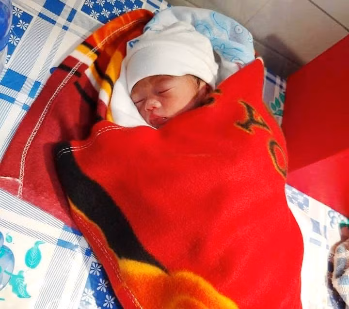 Bé gái mới sinh bị bỏ rơi bên trong hộp này để trước cổng nhà dân. Ảnh CTV