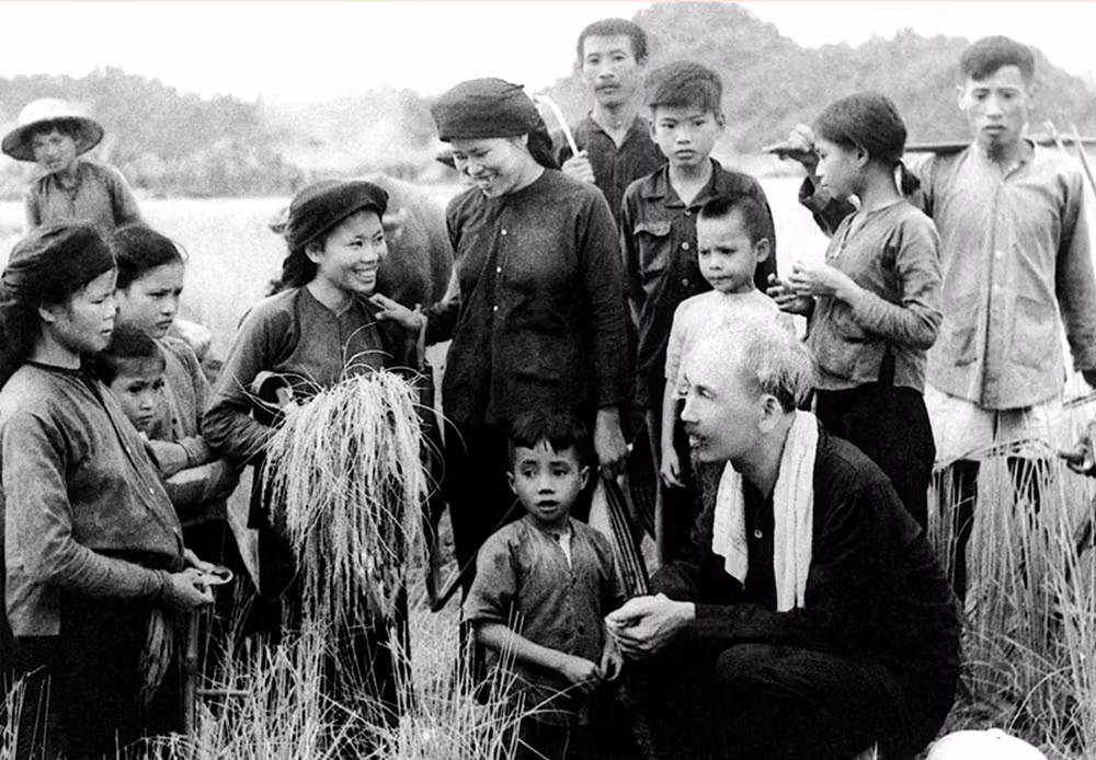 Chủ tịch Hồ Chí Minh thăm đồng bào Hùng Sơn, xã Phục Linh, huyện Đại Từ, tỉnh Thái Nguyên năm 1954. Ảnh: tư liệu