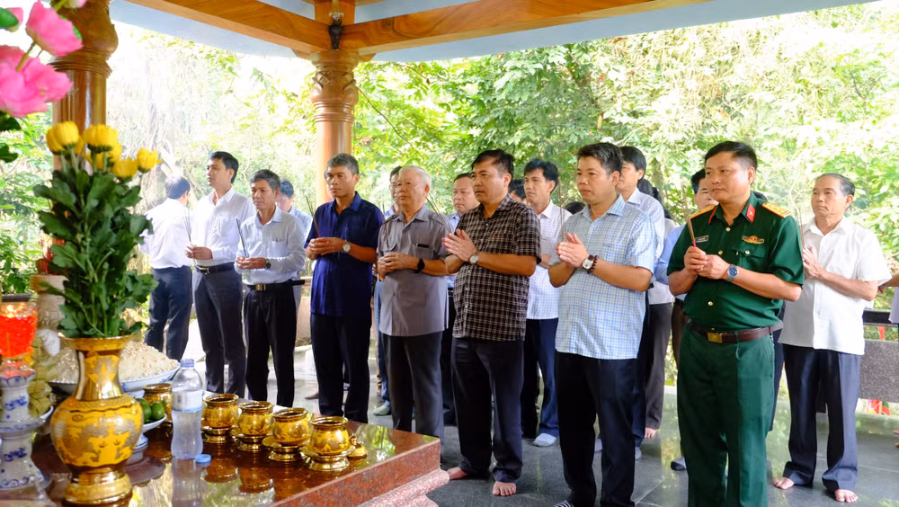 Cán bộ, người dân và du khách thập phương trang trọng trong lễ dâng hương thác Bụt, nơi bắt đầu của hội rằm tháng ba.