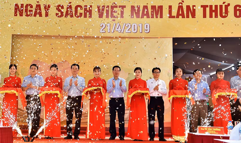 Ủy viên Bộ Chính trị, Bí thư Trung ương Đảng, Trưởng ban Tuyên giáo Trung ương Võ Văn Thưởng; Phó Thủ tướng Chính phủ Vũ Đức Đam, Bộ trưởng Bộ Thông tin và Truyền thông Nguyễn Mạnh Hùng cùng các đại biểu cắt băng khai mạc. Ảnh VGP
