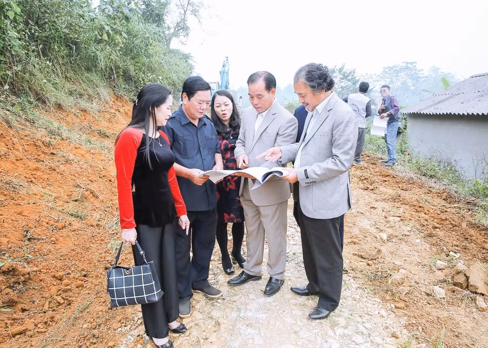 Các đồng chí đại diện HNBVN, HNB Thái Nguyên, xã Điềm Mặc, đơn vị tài trợ và thi công kiểm tra thực tế.