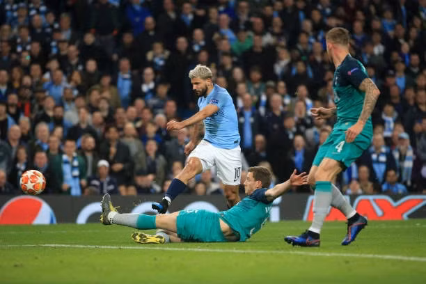 Kun Aguero cũng nổ súng nhưng chừng đó là chưa đủ để Man City viết tiếp câu chuyện ở Champions League. Ảnh: Getty