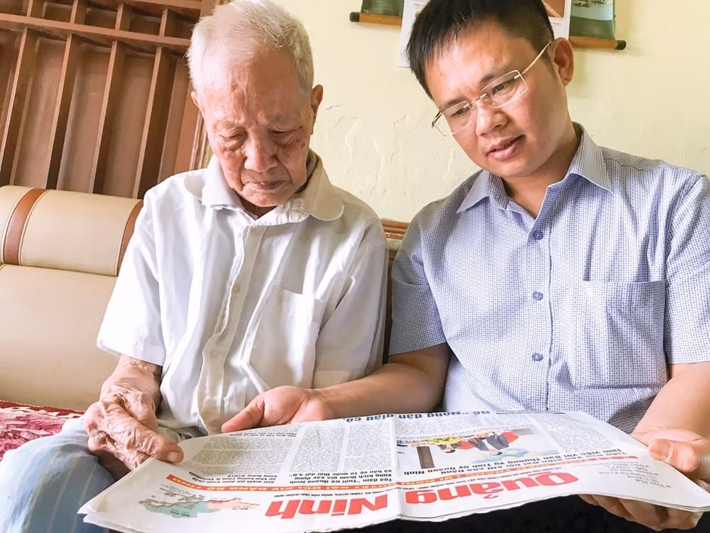 Cụ Như Mai chụp ảnh với Nhà báo Ngọc Hà - Phó Chủ tịch Thường trực HNB Quảng Ninh.