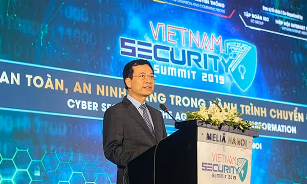Bộ trưởng Bộ TT-TT Nguyễn Mạnh Hùng cho biết, việc đánh giá, xếp hạng này sẽ được tiến hành định kỳ hằng năm và tiến tới sẽ đánh giá ATTT cho các DN, tổ chức khác trong xã hội ( ảnh: BHXH)