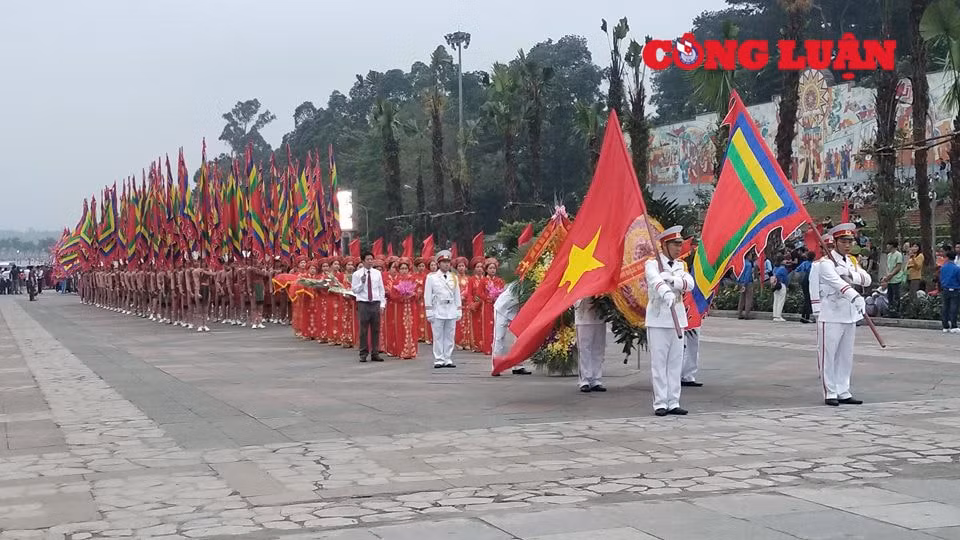 Ðoàn dâng hương khởi hành từ sân Trung tâm Lễ hội Đền Hùng.