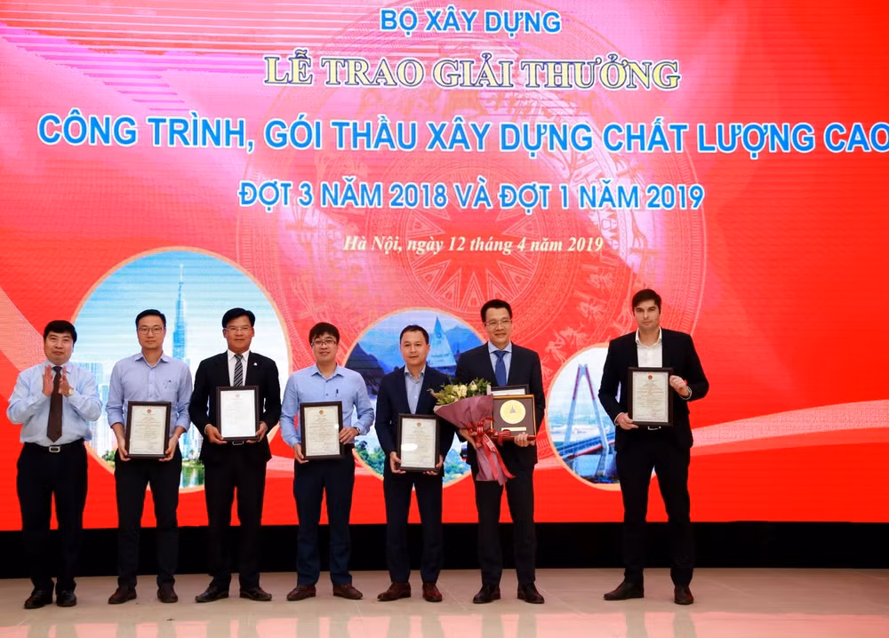 Tập Đoàn BRG và đại diện các nhà thầu thiết kế, giám sát và thi công tổ hợp khách sạn Sheraton Grand Đà Nẵng resort nhận bằng khen giải thưởng của Bộ Xây dựng