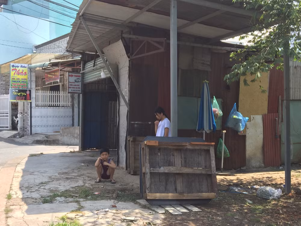 Những đứa trẻ vẫn ngây thơ trước căn nhà đang có nguy cơ bị phá dỡ từ nội dung xác nhận của Phó Chủ tịch phường Hố Nai – ông Vũ Văn Chiêu.