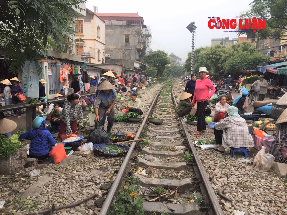 “Chợ cóc” buôn bán dọc theo đường tàu (P.Cổ Nhuế 2 - Q.Bắc Từ Liêm)