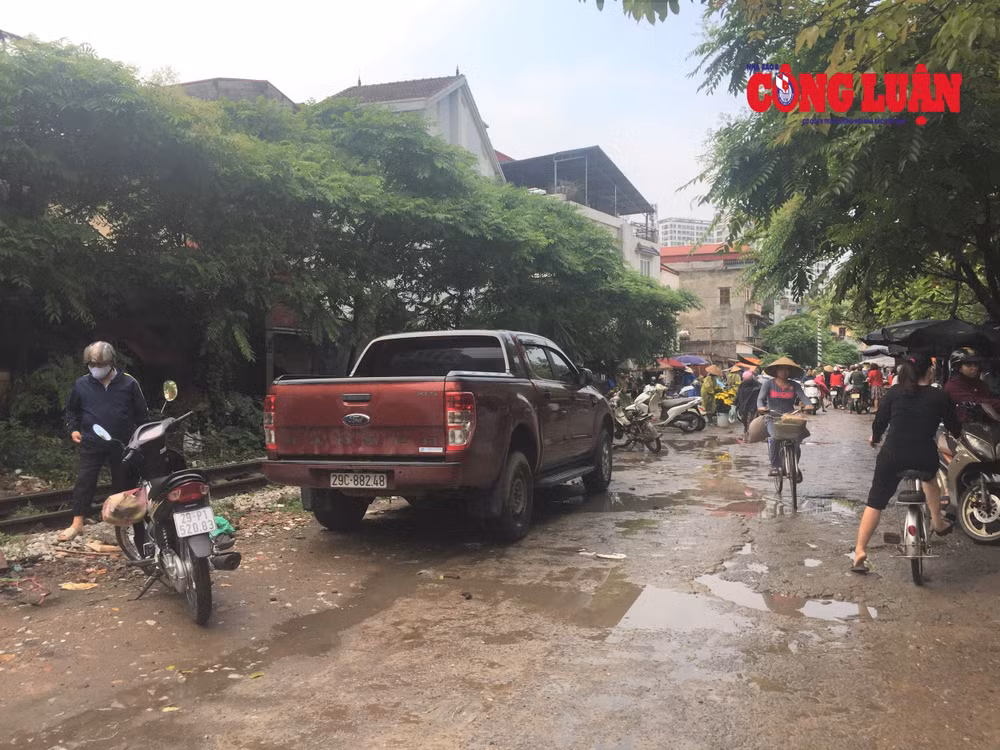 Chợ cóc nằm ngay bên cạnh đường ray tàu hỏa; không rào chắn, không biển báo nguy hiểm, tiềm ẩn nguy cơ xảy ra tai nạn