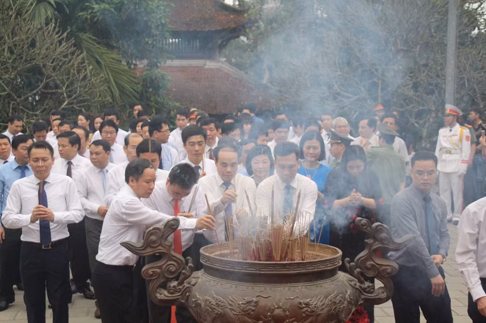 Đoàn đại biểu dâng hương tưởng niệm Tổ Mẫu Âu Cơ tại Đền thờ Tổ Mẫu Âu Cơ trên núi Vặn thuộc Khu Di tích lịch sử Đền Hùng.