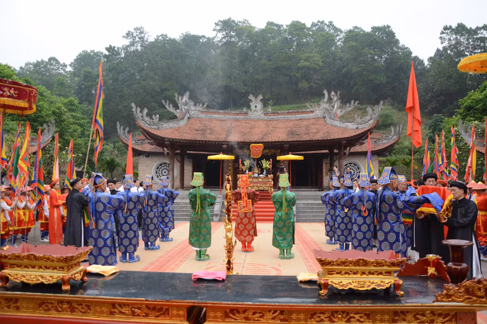 Nghi thức tế Lễ giỗ Đức Quốc Tổ Lạc Long Quân tại Đền thờ Đức Quốc Tổ Lạc Long Quân trên núi Sim.
