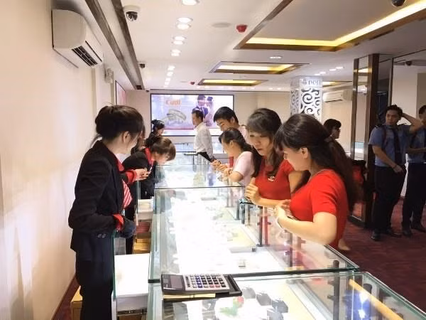 Khách hàng mua vàng tại Doji. Ảnh: Thành Nam