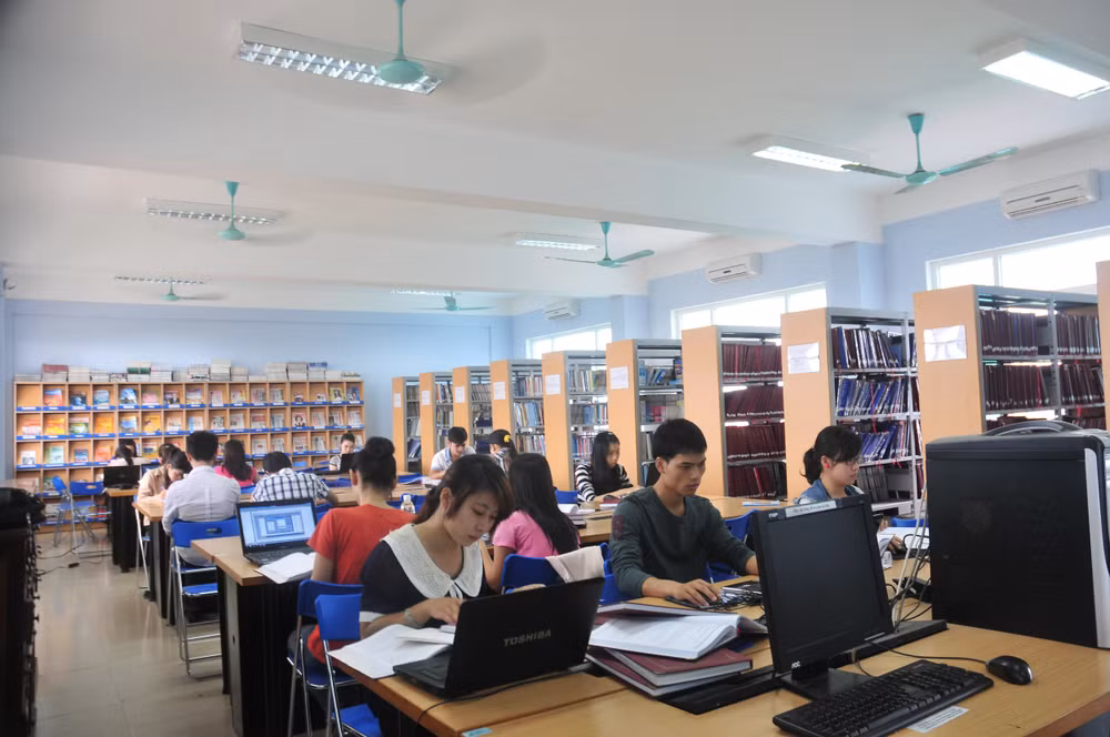 Sinh viên đến thư viện của trường để học tập