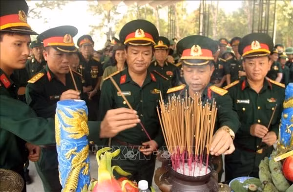 Các lực lượng vũ trang tỉnh Quảng Trị dâng hương viếng Trung tướng Đồng Sỹ Nguyên. Ảnh: TTXVN